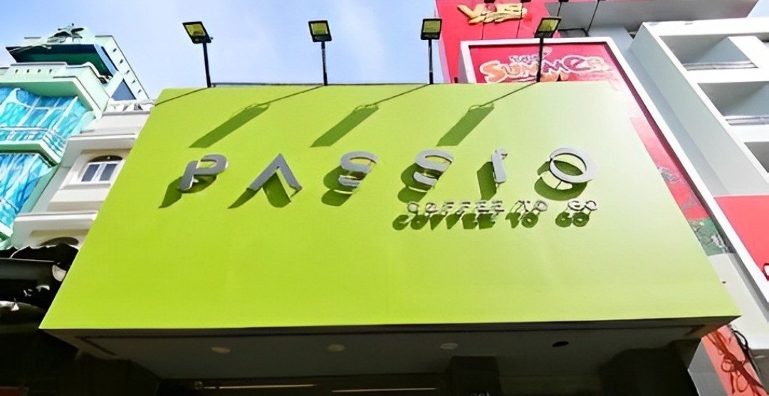 Thiết kế chữ nổi trắng đơn giản trên bảng hiệu vàng tươi tại quán cafe Passio