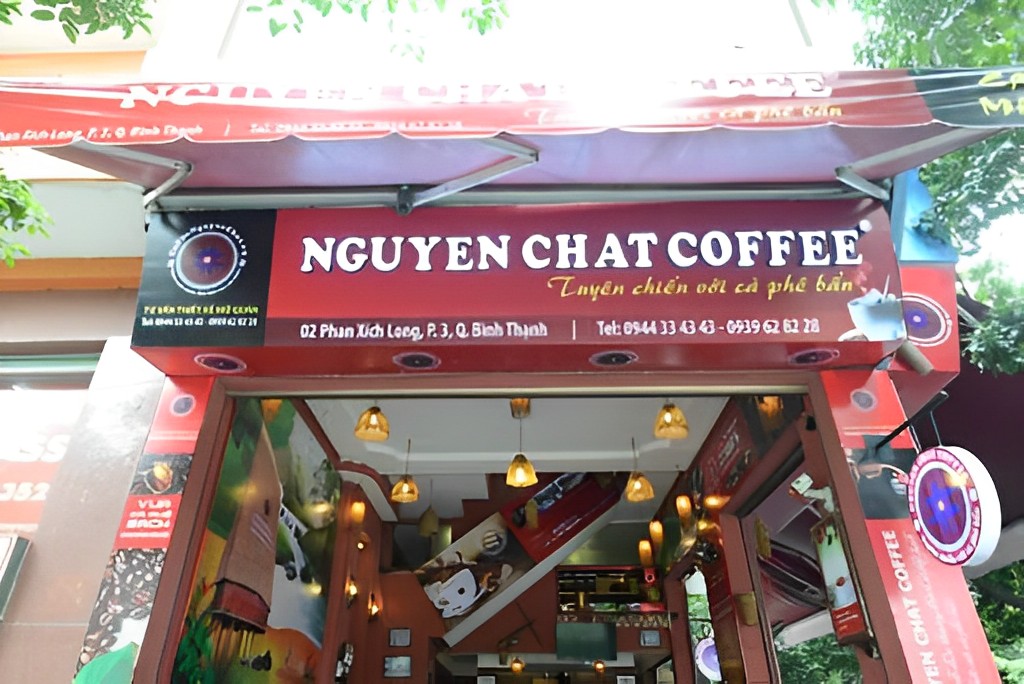 Bảng hiệu Nguyen Chat Coffee dùng phông chữ to in, khỏe khoắn trên bạt Hiflex đã tạo nên sự cuốn hút nhất định