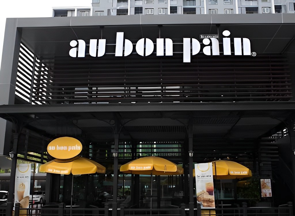 Au Bon Pain sở hữu thiết kế bảng hiệu đơn giản với dòng chữ lớn màu trắng 