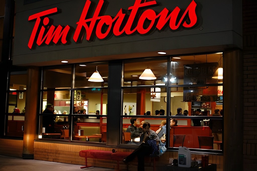 Tim Hortons sử dụng tông chữ màu đỏ trầm tăng sự sang trọng cho quán cafe