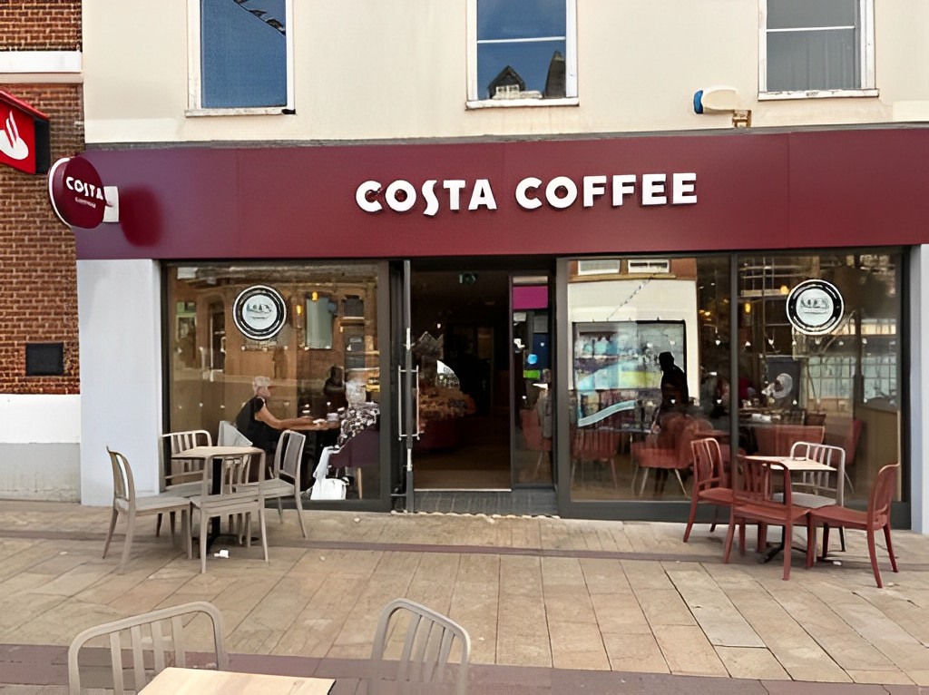 Costa Coffee rất biết cách thu hút sự chú ý của khách hàng nhờ vào việc thiết kế bảng hiệu đỏ sẫm tuy đơn giản nhưng lại tạo cảm giác ấn tượng cho quán cafe 