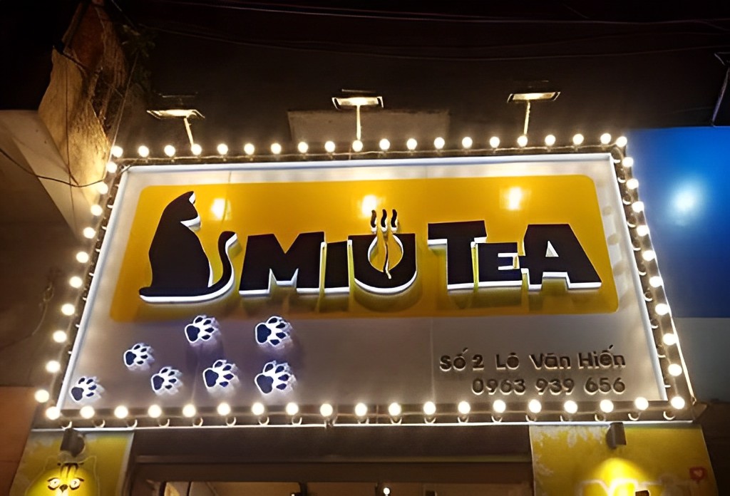 Miu Tea có thiết kế bảng hiệu hình mèo dễ thương nhằm thu hút độ tuổi thanh thiếu niên, giới trẻ đến quán cafe trà sữa