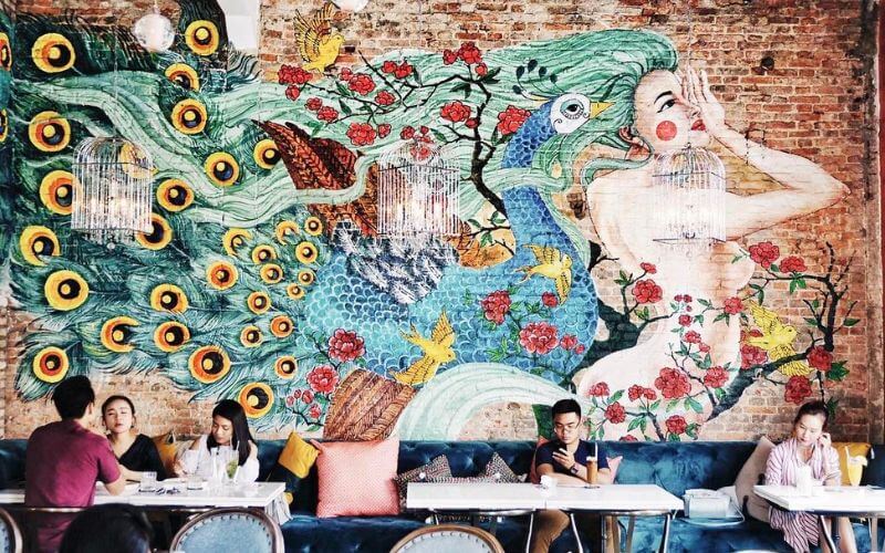 Ảnh view quán cafe đẹp với hình vẽ tay độc đáo ngay trên tường
