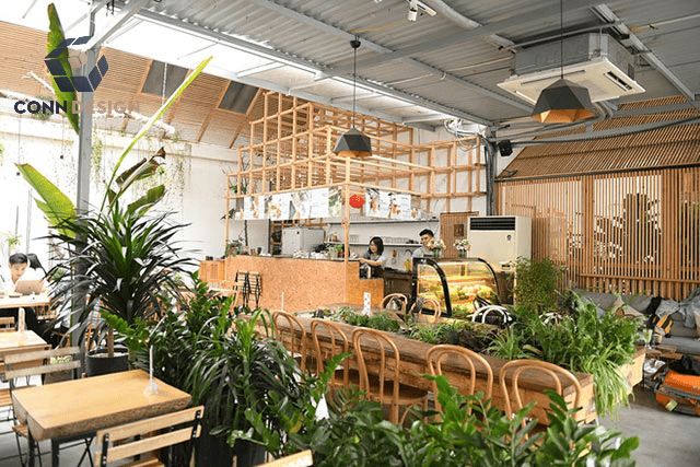 Quán cafe nhiệt đới với không gian xanh bên ngoài cho khách hàng. 