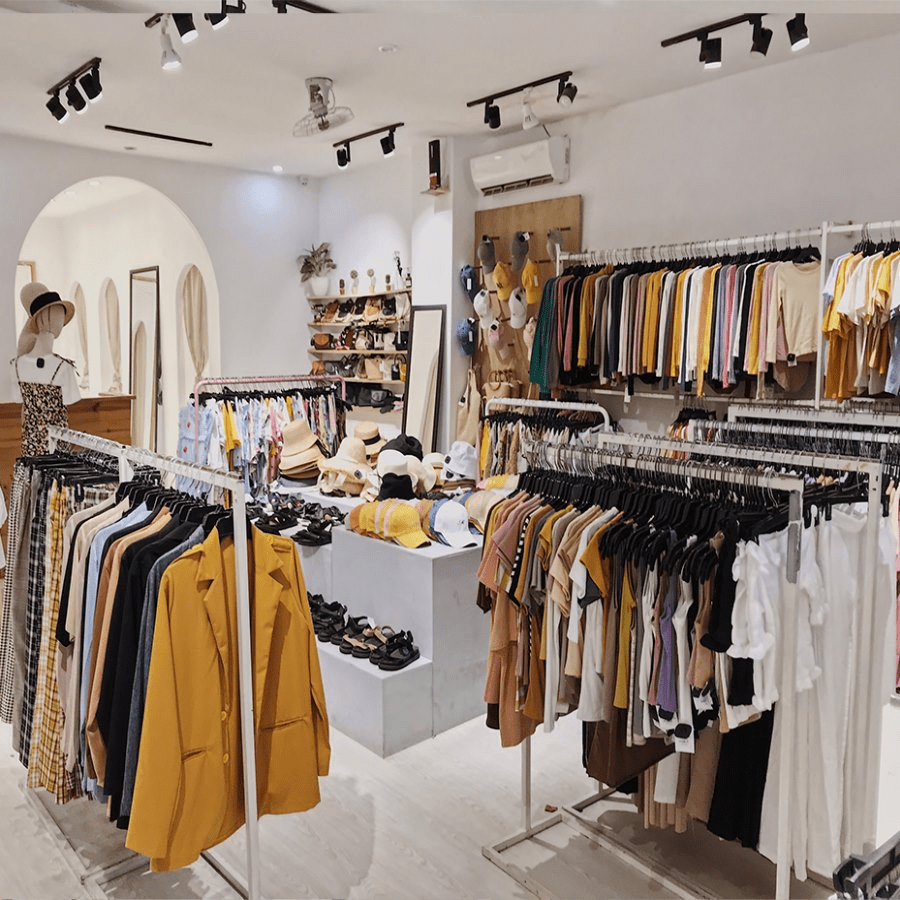 Cách sắp xếp quần áo theo màu sắc sẽ khiến cửa hàng gọn gàng hơn, khách hàng dễ dàng quan sát và chọn đồ