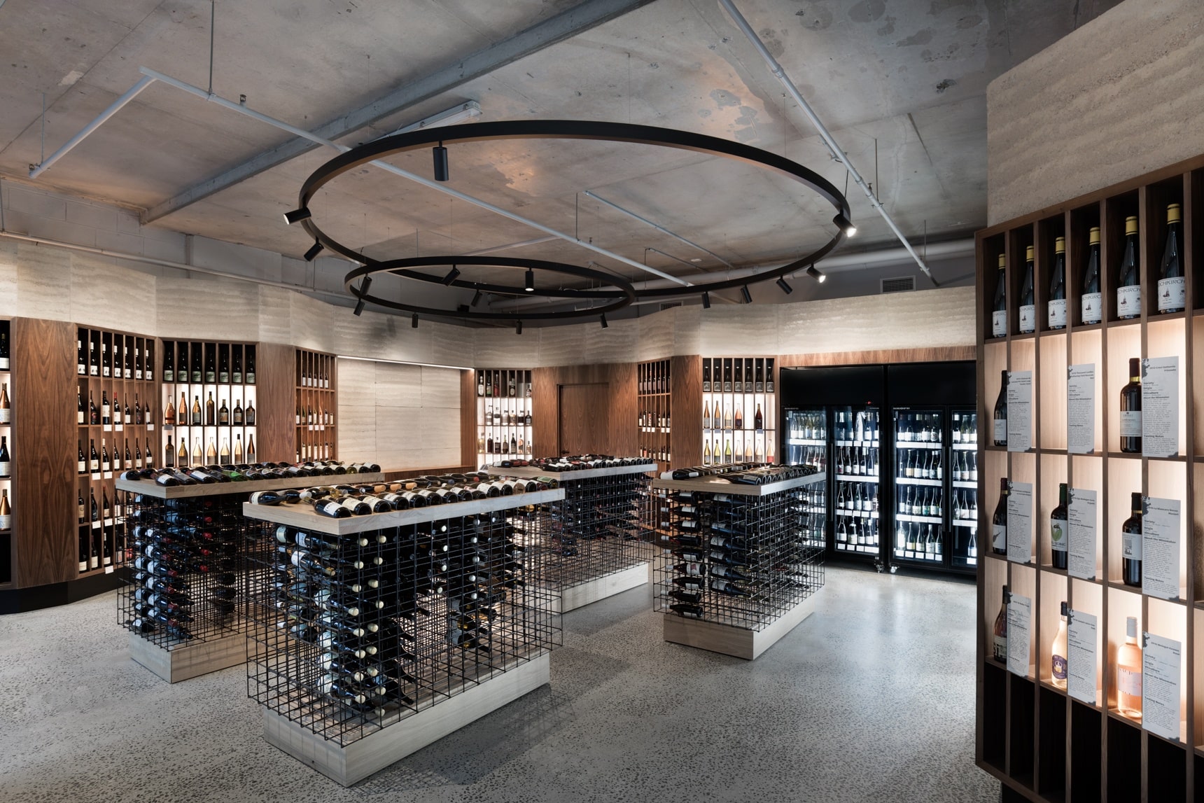 Thiết kế showroom rượu theo phong cách industrial sử dụng những vật liệu thô cứng mạnh mẽ